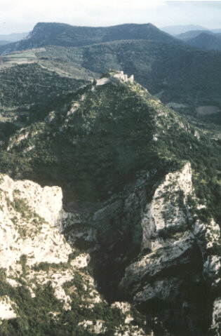 Las gargantas de Termenet e lo castèl vist del ròc de la Frau. Foto : Franc Bardòu, 1993