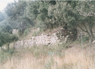 The ruined wall of the medieval village. Photo : G. Langlois, 12/28/1992